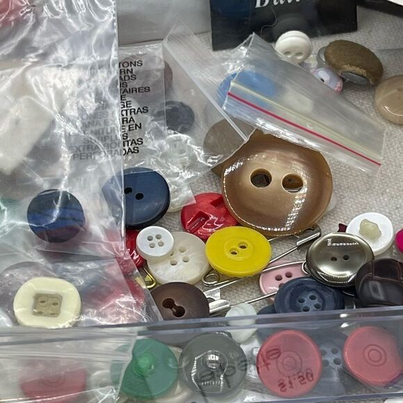 Vintage Mixed Lot of Clothing Coat Buttons in Clear Box - Picture 6 of 16